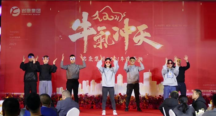 小蝌蚪影院技術部帶來的節目表演 小蝌蚪影院技術部帶來的節目表演